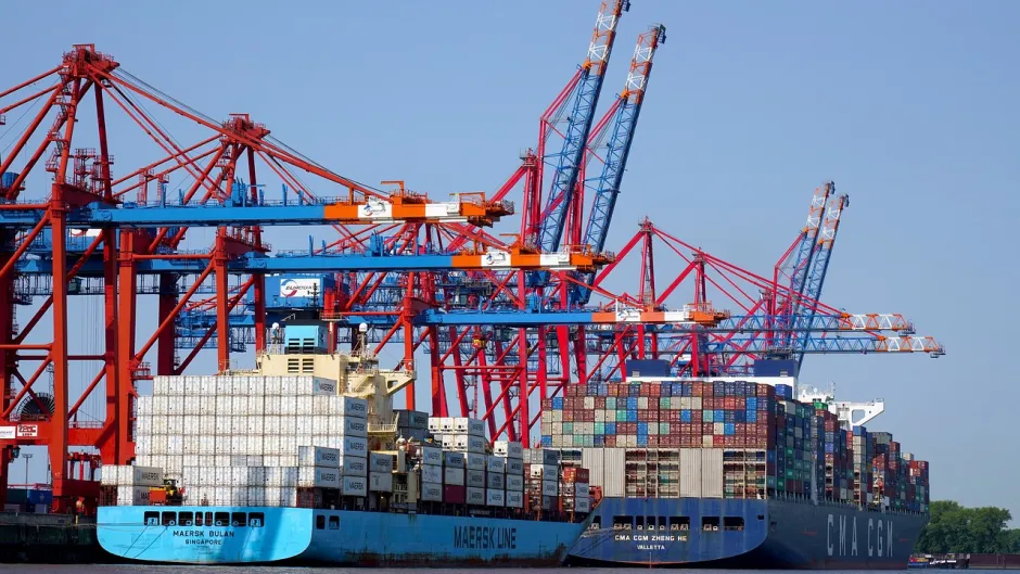 Ein großes Containerschiff wird beladen.